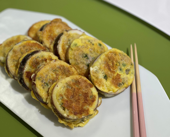 Squid sundae, a staple in Sokcho, can also be coated with egg and then pan-cooked [JOONGANG ILBO]