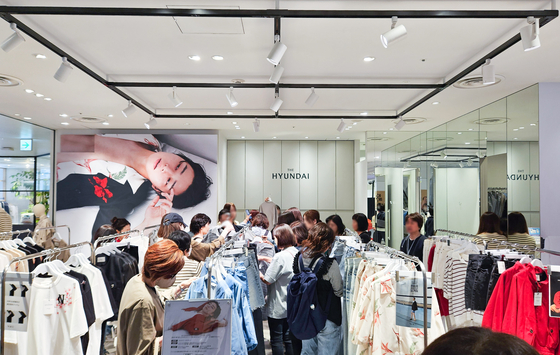Japanese shoppers browse "The Hyundai Global" pop-up store launched in Parco Department Store in Tokyo, Japan. [HYUNDAI DEPARTMENT STORE]