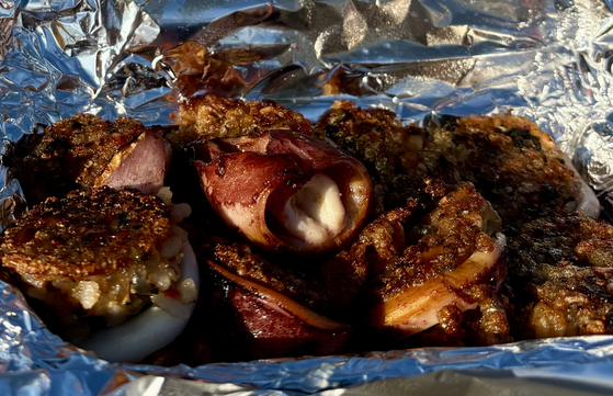 Nurungji squid sundae at Moyeo Garibi by Daepo Port in Sokcho, Gangwon [LEE JIAN]