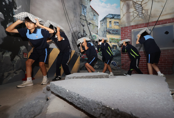 Students of Hwaseong Banwol Middle School participate in an earthquake evacuation drill at Gyeonggi-do Safety Experience Center in Osan, Gyeonggi on Thursday.