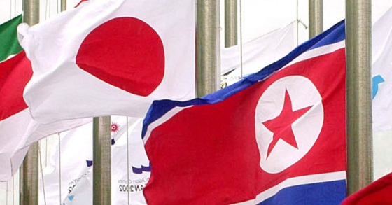 The Japanese and North Korean flags [JOONGANG PHOTO]