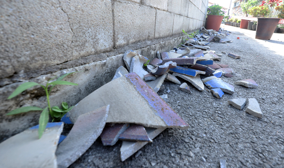 Broken tiles are seen near Gyehwa-myeon, Buan, North Jelloa, on Wednesday following a 4.8-magnitude earthquake. [YONHAP]