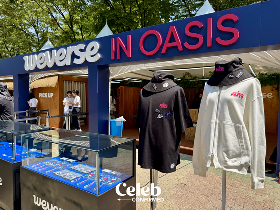 The Weverse booth has souvenirs like pin badges and key rings made with beads. [DANIELA GONZALEZ PEREZ]