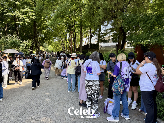 BTS fans lineup at Festa 2024, wearing the fandom's signature color, purple. [DANIELA GONZALEZ PEREZ]