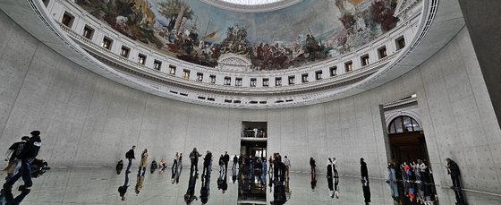 Visitors enjoy Korean artist Kimsooja's “To Breathe - Constellation," an exhibit the artist did in the rotunda inside Bourse de Commerce - Pinault Collection, on May 2 in Paris, France. [MINISTRY OF CULTURE, SPORTS AND TOURISM] 