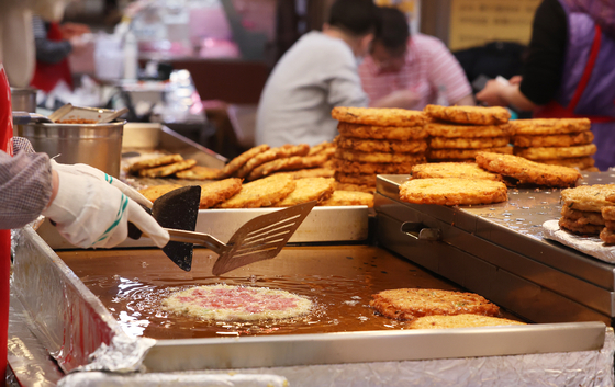 Bindaetteok (mungbean fritters) at Gwangjang Market in Jongno District, central Seoul [YONHAP]