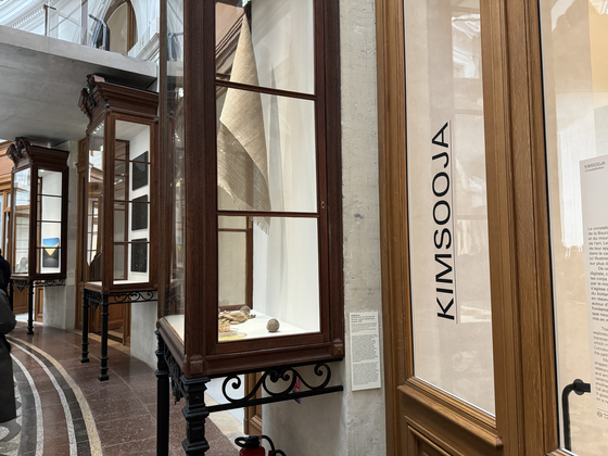 More of Kimsooja’s works are on display inside 24 display cases in the museum’s passage that surrounds the rotunda. [YIM SEUNG-HYE]