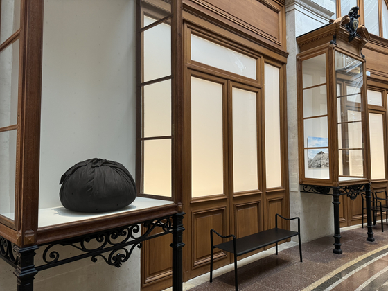 More of Kimsooja’s works are on display inside 24 display cases in the museum’s passage that surrounds the rotunda. [YIM SEUNG-HYE]