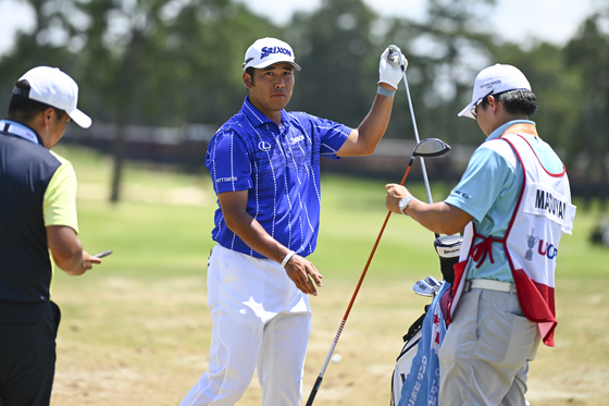 Hideki Matsuyama, center, hits balls on the range during the third round of the U.S. Open at Pinehurst No. 2 at Pinehurst Resort in Pinehurst, North Carolina on Saturday. [GETTY IMAGES] 