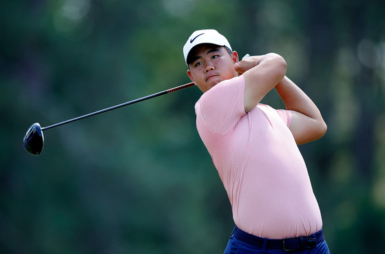 Tom Kim hits a tee shot on the fourth hole during the third round of the U.S. Open at Pinehurst Resort in Pinehurst, North Carolina on Saturday. [AFP/YONHAP]
