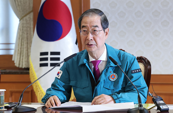 Prime Minister Han Duck-soo speaks during a Central Disaster and Safety Countermeasure Headquarters meeting held at the Central Government Complex in central Seoul on Sunday. [NEWS1]