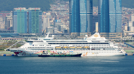 Cruise ship Bue Dream Melody carrying some 350 Chinese tourists is docked at the Busan Port on June 12, 2024. [YONHAP] 