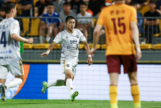 Gimcheon Sangmu forward Kim Seung-sub, center, in action during a K League 1 match against Gwangju FC at Gwangju Football Stadium in Gwangju in a photo shared on Gimcheon's official Instagram account on Sunday. [SCREEN CAPTURE]