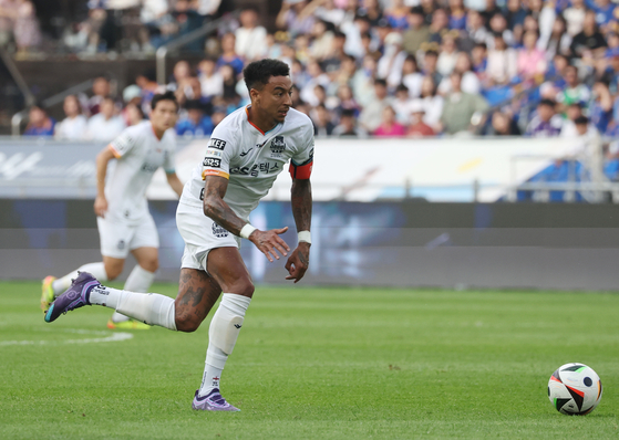 FC Seoul midfielder Jesse Lingard dribbles the ball during a K League 1 match against Ulsan HD at Ulsan Munsu Football Stadium in Ulsan on Sunday. [YONHAP] 