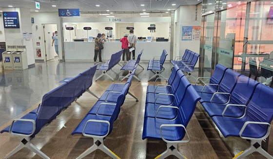 A waiting area inside Seoul National University Hospital in downtown Seoul is nearly vacant on Monday, the first day when medical professors of the hospital started to strike. [YONHAP] 