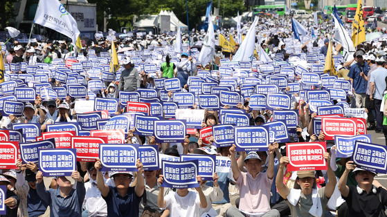 Rallying doctors picket on the road in Yeouido, western Seoul on Tuesday to protest against the government. [YONHAP] 
