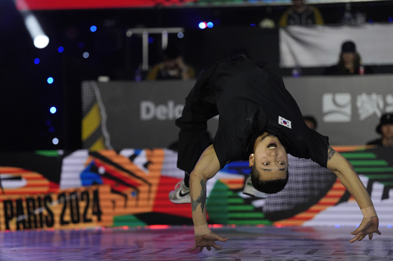 Korea's Hong 10 battles the United States' Jeffro in a quarterfinal battle at the Olympic Qualifier Series held in Shanghai, China on May 19. [AP/YONHAP]