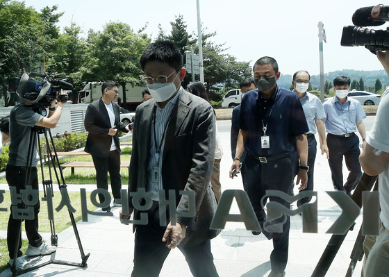 Inspectors from the Fair Trade Commission enter the headquarters of the Korean Medical Association in Yongsan, central Seoul, on Wednesday. [NEWS1]