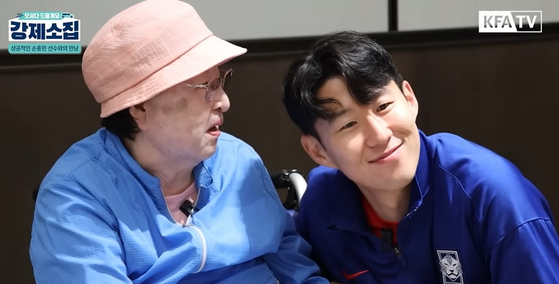 Son Heung-min, right, poses for a photo with his fan Jung Keum-nam in a video shared on the Korea Football Association’s official YouTube channel on Tuesday. [SCREEN CAPTURE]