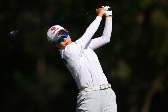 Korea's Kim Hyo-joo plays her shot from the 17th tee during the second round of the Meijer LPGA Classic for Simply Give at Blythefield Country Club on June 14 in Grand Rapids, Michigan. [AFP/YONHAP]
