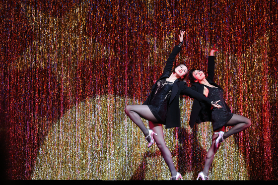 Actors IVY, left, playing Roxie Hart, and Yoon Gong-joo, playing Velma Kelly, perform during a press showcase of the Korean Production of a hit musical "Chicago" at the D-Cube Arts Center in western Seoul, on June 11. [YONHAP] 