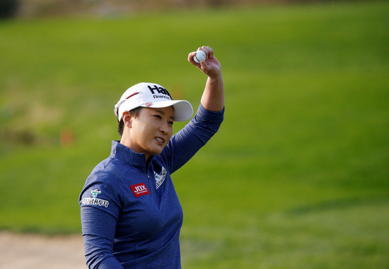 In this file photo, Pak Se-ri waves to fans during the LPGA KEB Hana Bank Championship on Oct. 13, 2016.  [REUTERS/YONHAP]