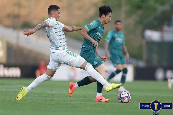 Jeonbuk Hyundai Motors' Tiago Orobo, left, vies for the ball with Gimpo FC's Heo Dong-ho during a Korea Cup round of 16 match at Gimpo Solteo Football Stadium in Gimpo, Gyeonggi on Wednesday. [KFA]