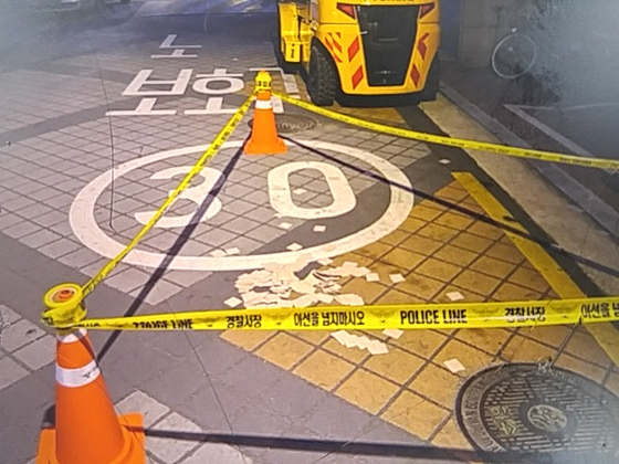 Paper bits from waste balloons launched by North Korea on Monday are seen on a street in Seongbuk District, northern Seoul, on the same day. [NEWS1]