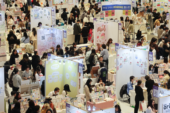  Visitors crowd COEX in southern Seoul, a venue for this year's Seoul edition of the K-Illustration Fair, on Thursday. The K-Illustration Fair, which kicked off that day, will run for four days.