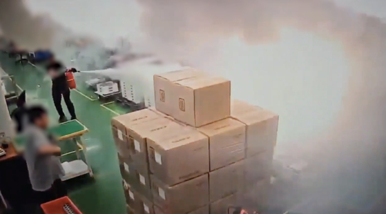 Footage from inside the battery factory in Hwaseong, Gyeonggi, where 23 workers lost their lives in a fire shows a worker using a fire extinguisher in an attempt to control the blaze. [SCREEN CAPTURE] 
