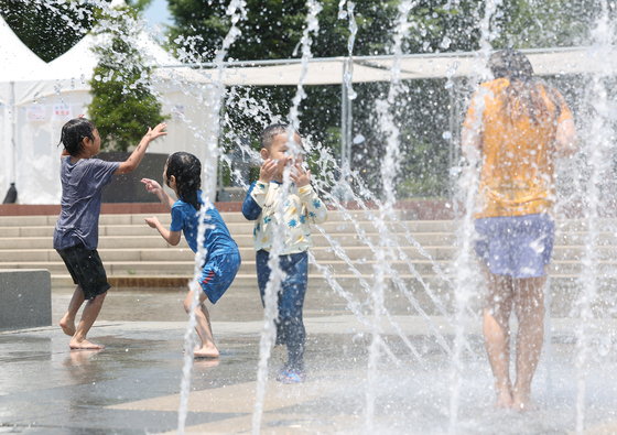 Children play in a water fountain at Han River Park in Yeongdeungpo District, western Seoul on Wednesday. [YONHAP] 