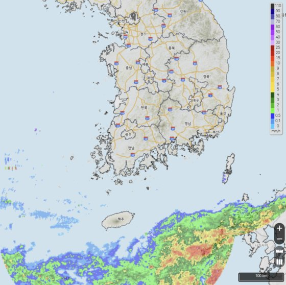A screen captured image of a radar forecast provided by the Korea Meteorological Administration on Wednesday. It shows a monsoon front nears Jeju Island. [SCREEN CAPTURE]