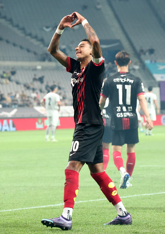 Jesse Lingard celebrates after scoring his first goal for FC Seoul at Seoul World Cup Stadium in western Seoul on Wednesday.  [NEWS1]