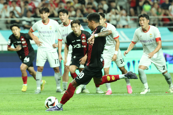 FC Seoul's Jesse Lingard scores a penalty in the 56th minute of a K League 1 game against Gangwon FC at Seoul World Cup Stadium in western Seoul on Wednesday.  [NEWS1]