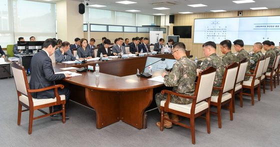 Defense Minister Kim Seon-ho, far left, holds a meeting on Thursday with leaders from key military branches to discuss preventive measures to avoid accidents in boot camps. [YONHAP]