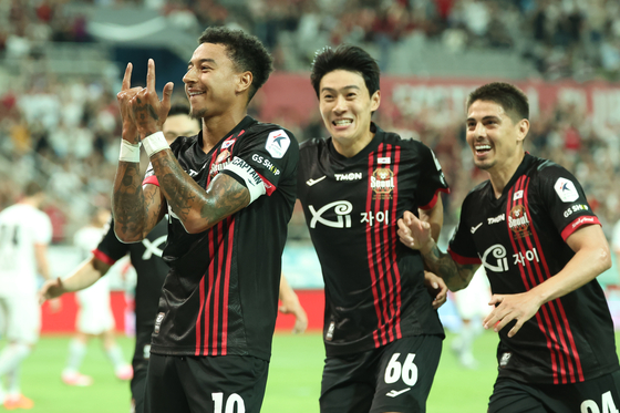 Jesse Lingard celebrates with his teammates after scoring his first goal for FC Seoul at Seoul World Cup Stadium in western Seoul on Wednesday.  [NEWS1]
