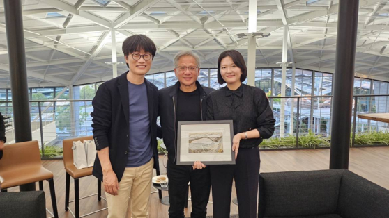Naver founder Lee Hae-jin, far left, and CEO Choi Soo-yeon, far right, poses with Nvidia CEO Jensen Huang at Nvidia’s headquarters in California on Tuesday. [NAVER]