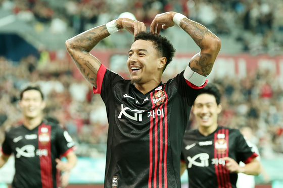 Jesse Lingard celebrates after scoring his first goal for FC Seoul at Seoul World Cup Stadium in western Seoul on Wednesday.  [NEWS1]