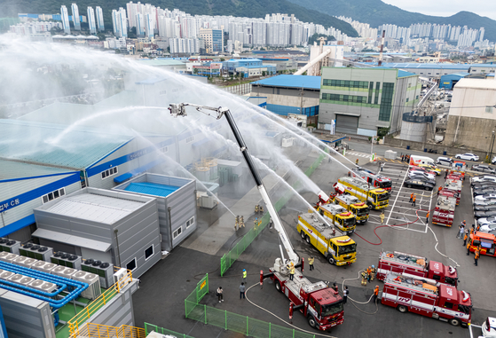 Firefighters conduct a fire extinguishing drill at a battery factory in Sasang District, Busan, on Thursday afternoon. [YONHAP]