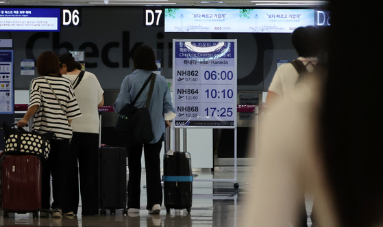 Travelers depart from Incheon International Airport on June 21. [YONHAP]