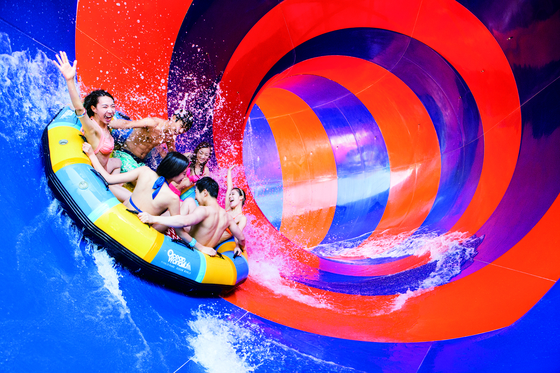 Visitors to Ocean World in Hongcheon, Gangwon, enjoy the water park's 180-meter water slide [JOONGANG ILBO]