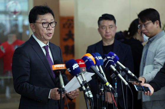 Chung Hae-sung speaks during a briefing at the KFA House in central Seoul on April 2. [NEWS1]