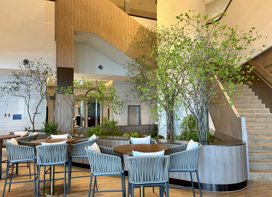 The lobby floor of Cassia Sokcho [LEE JIAN]
