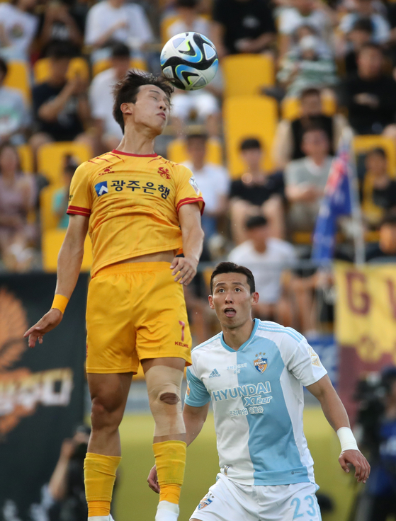 Eom Ju-sung jumps for a header in a game between Gwangju FC and Ulsan HD at Gwangju Football Stadium on July 2, 2023.  [YONHAP]