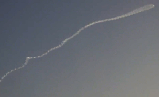 The trail of what appears to be a North Korean missile is seen near South Korea's northwestern border island of Yeonpyeong on Wednesday. [NEWS1]