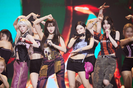 Girl group aespa kicked off its second world tour, ″Synk: Parallel Line,″ on Saturday and Sunday at the Jamsil Indoor Stadium in Songpa District, southern Seoul. [SM ENTERTAINMENT]