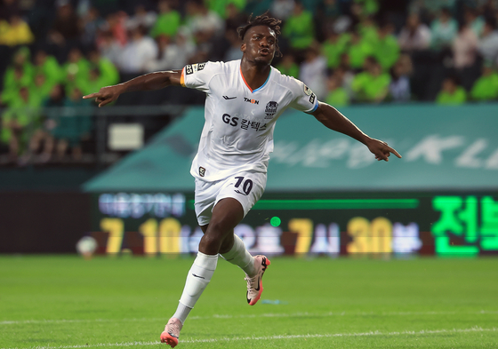 FC Seoul forward Ronaldo Tavares celebrates scoring a goal during a K League 1 match against Jeonbuk Hyundai Motors at Jeonju World Cup Stadium in Jeonju, North Jeolla on Saturday. [NEWS1] 