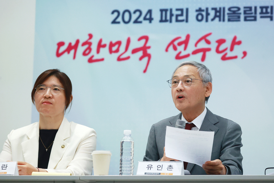 Culture Minister Yu In-chon, right, speaks during a press conference at the National Museum of Modern and Contemporary Art in central Seoul on Tuesday. [YONHAP] 