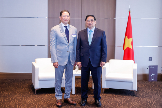 Hyosung Chairman Cho Hyun-joon takes a photo with Vietnamese Prime Minister Pham Minh Chinh in central Seoul on Monday. [YONHAP] 