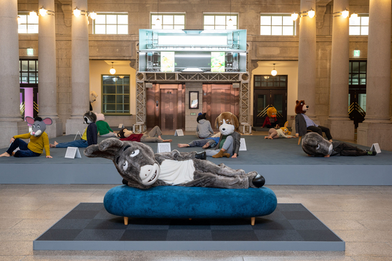 “Community of Silences” (2017-19) by Gim Hong-sok. Above on the wall is the video work "Form of Sleep" (2022) by Jung Min-sung. [KOREA CRAFT & DESIGN FOUNDATION]